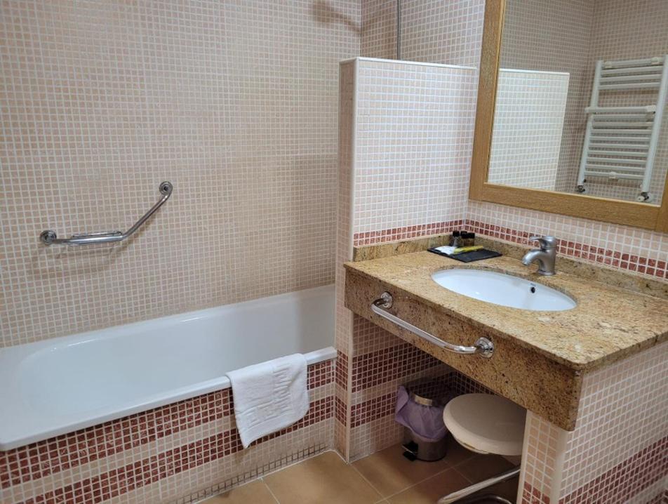 Hospedium Hotel Dona Mafalda De Castilla بلاسينثيا المظهر الخارجي الصورة